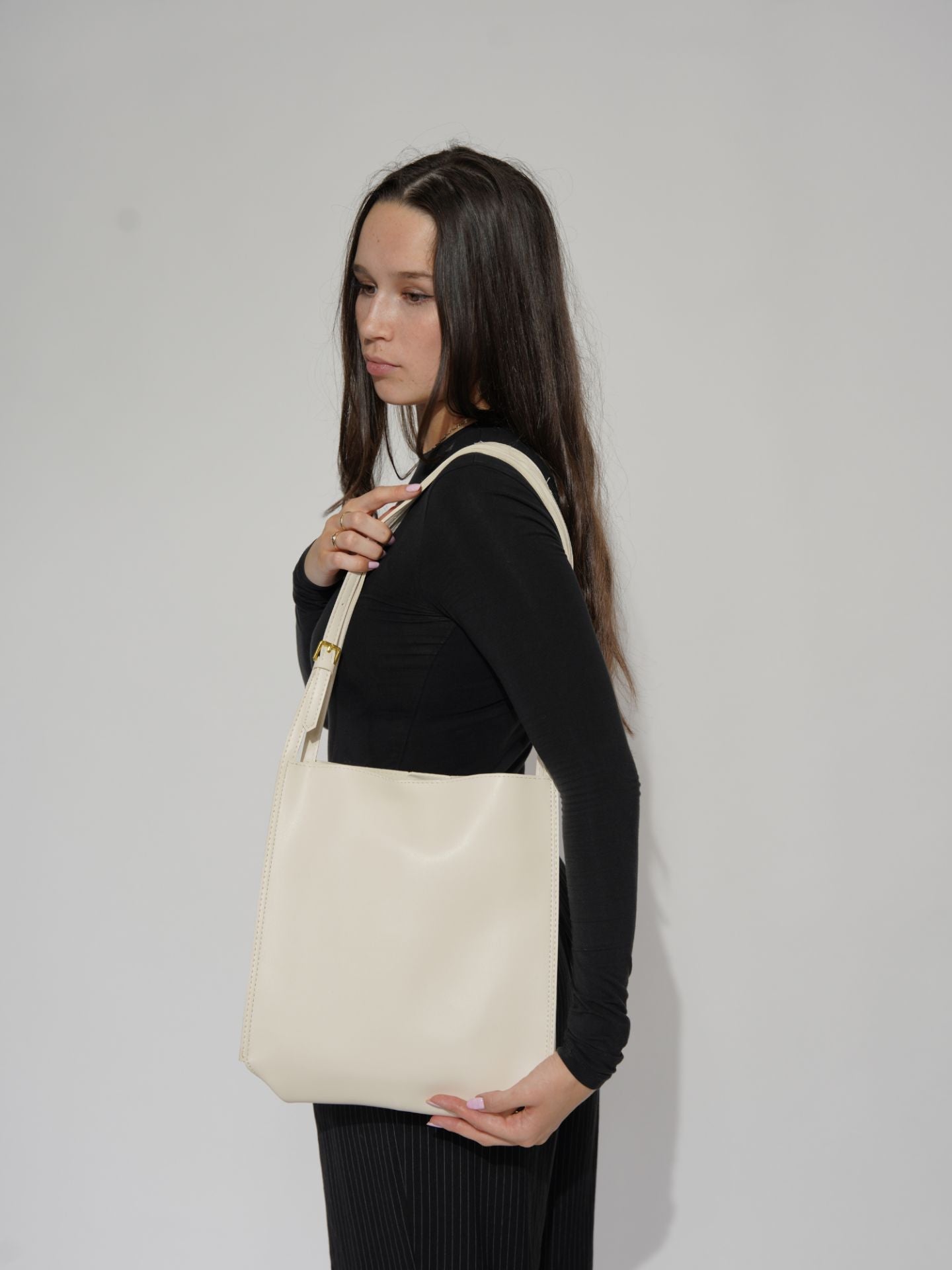 Minimalistische Leren Schoudertas – Zwart & Bruin – Ruime & Stijlvolle Dames Handtas