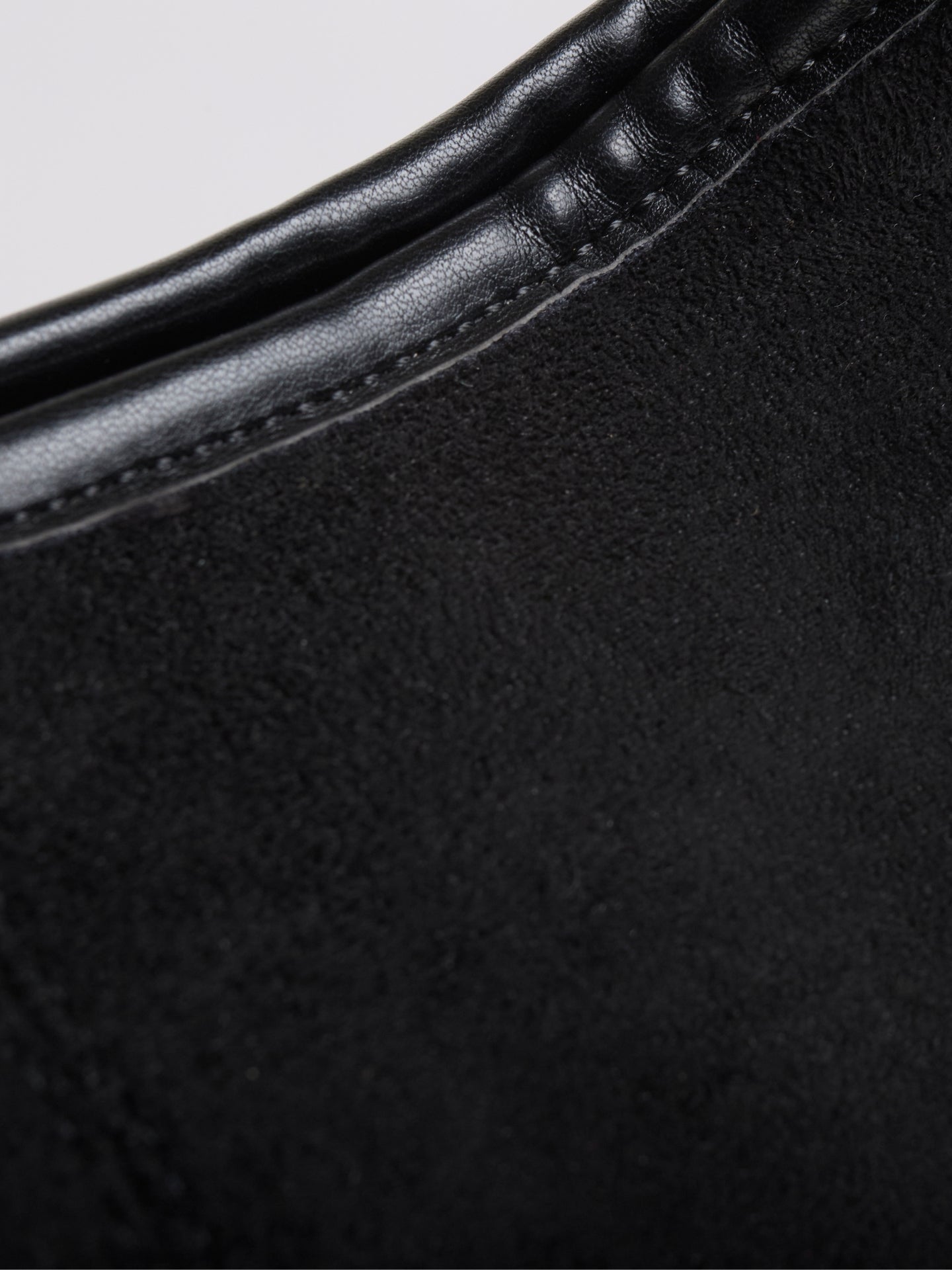Zwarte Suède Schoudertas – Minimalistisch & Ruim Design