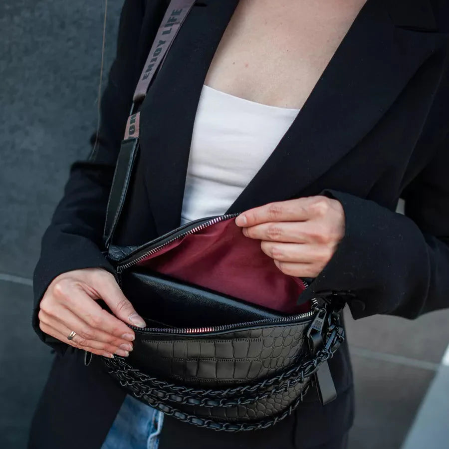 Trendy Crossbody Heuptas – Zwarte Schoudertas met Gevlochten Detail & Verstelbare Band