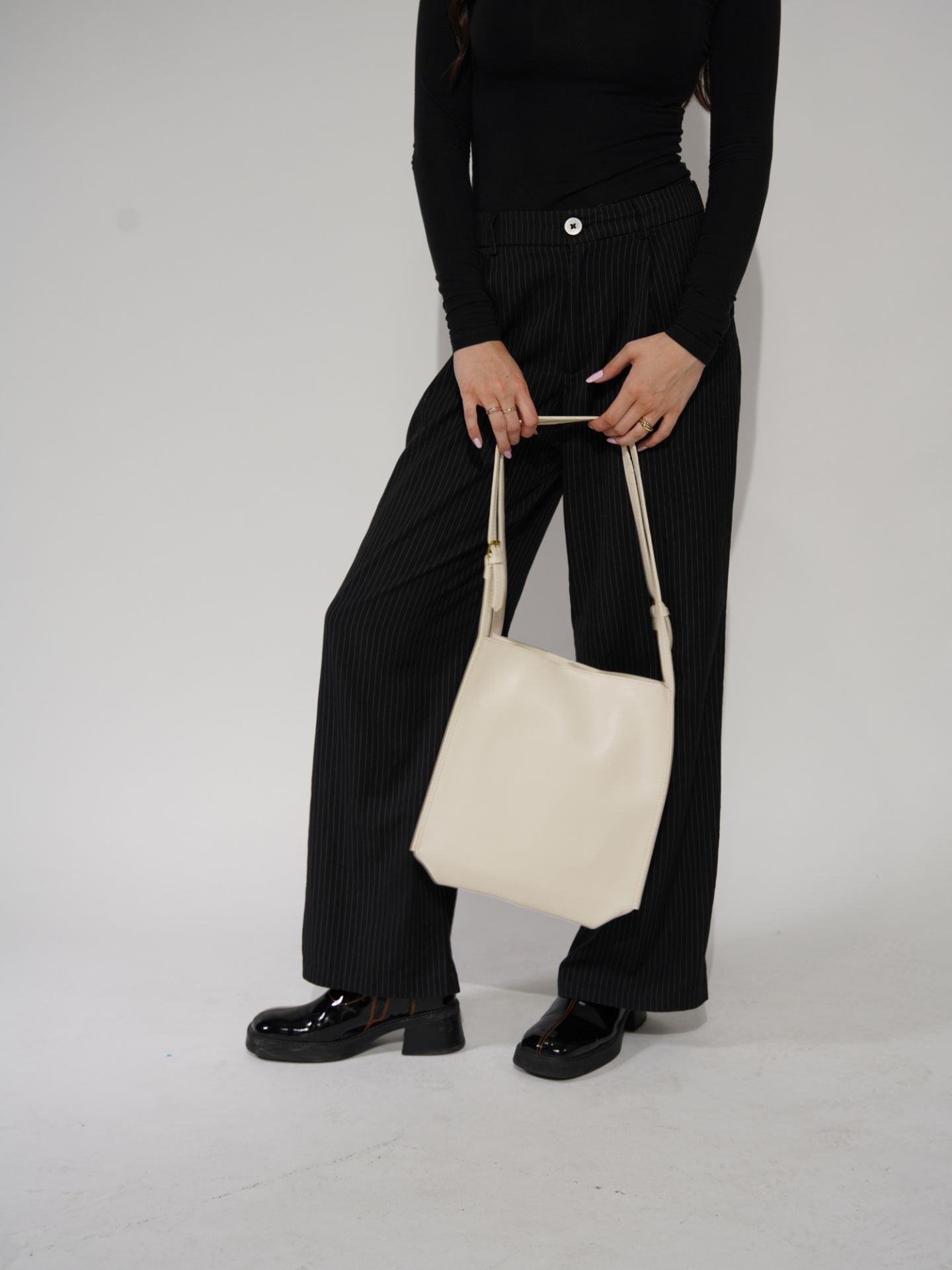 Minimalistische Leren Schoudertas – Zwart & Bruin – Ruime & Stijlvolle Dames Handtas