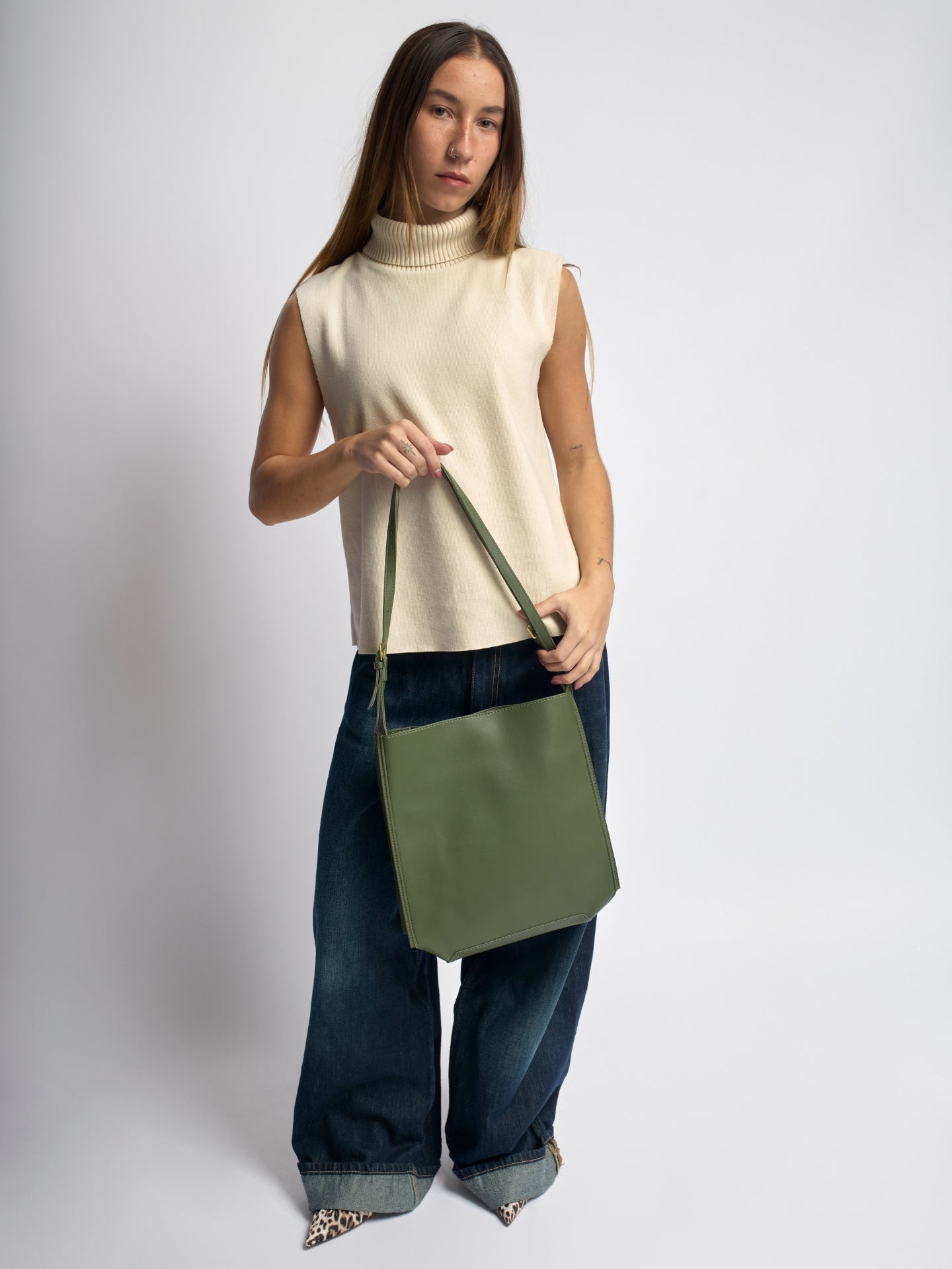 Minimalistische Leren Schoudertas – Zwart & Bruin – Ruime & Stijlvolle Dames Handtas