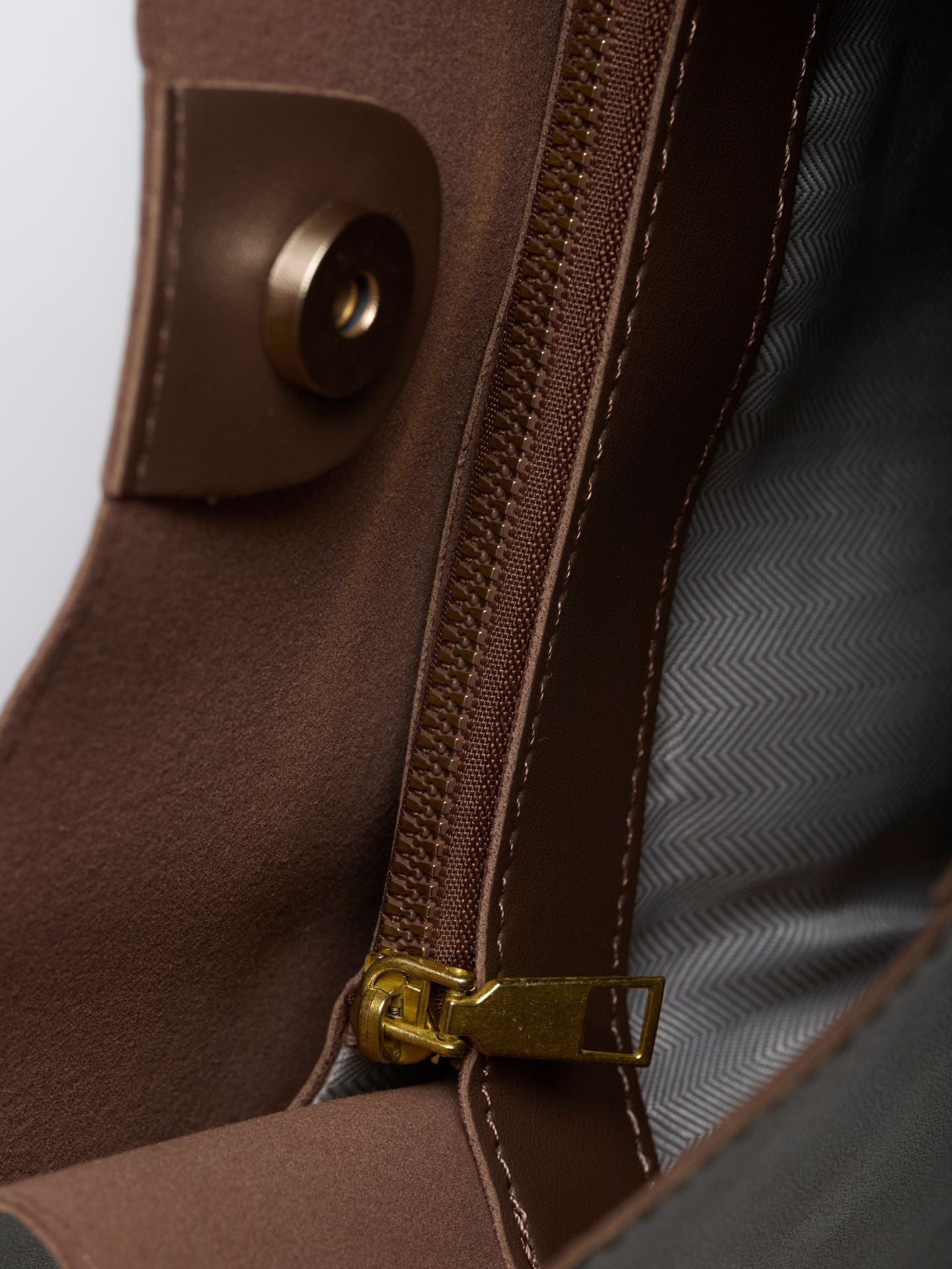 Minimalistische Leren Schoudertas – Zwart & Bruin – Ruime & Stijlvolle Dames Handtas