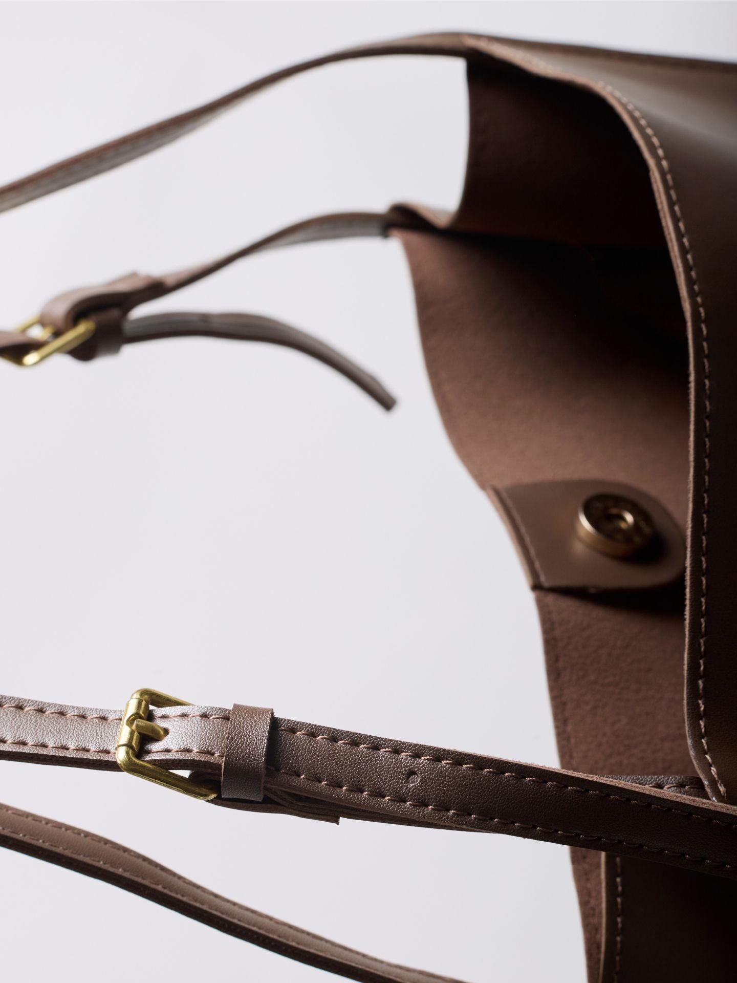 Minimalistische Leren Schoudertas – Zwart & Bruin – Ruime & Stijlvolle Dames Handtas