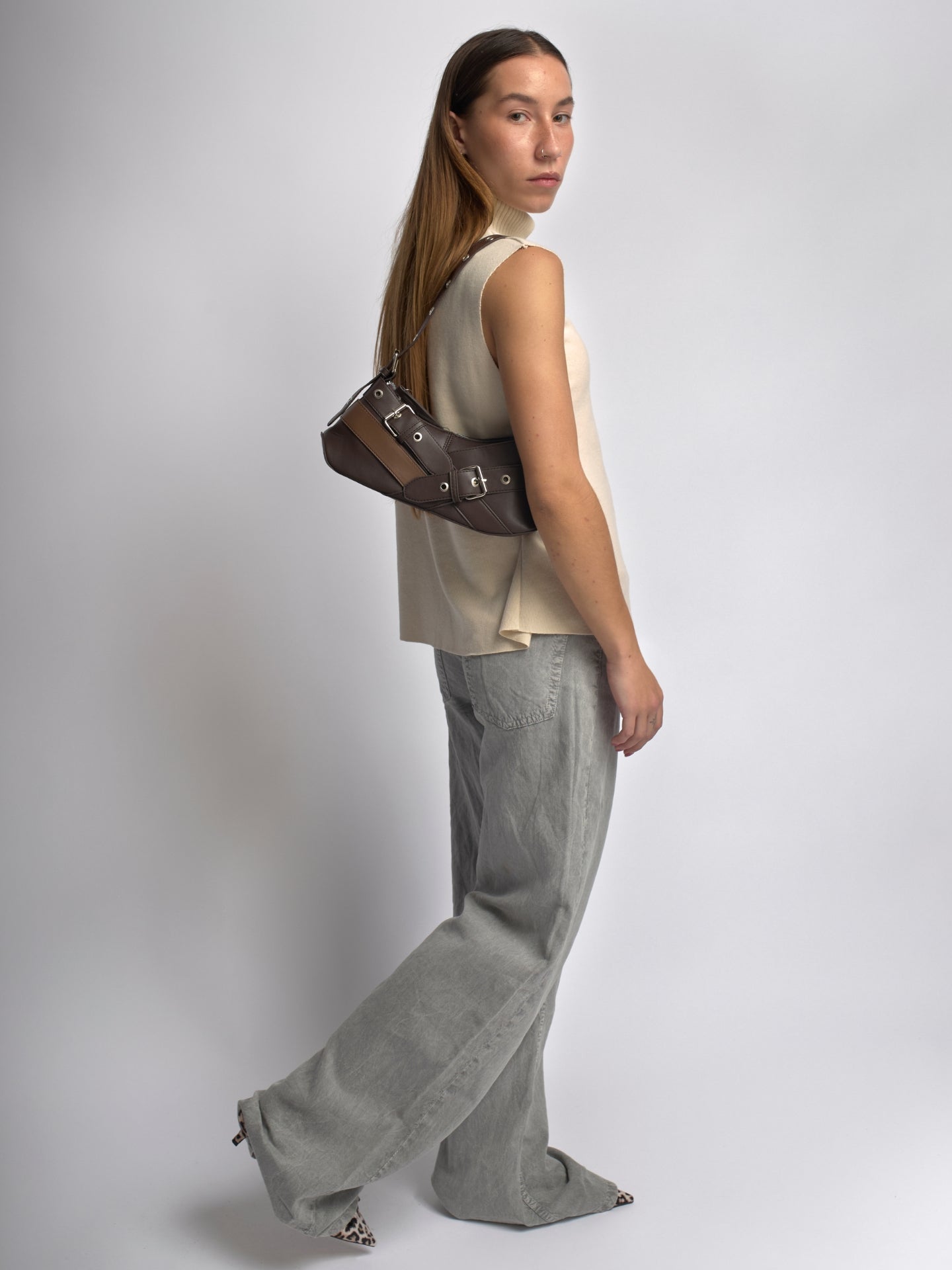 Liorra Vegan Leren Schoudertas Zwart met Gespdetails – Stoer & Trendy