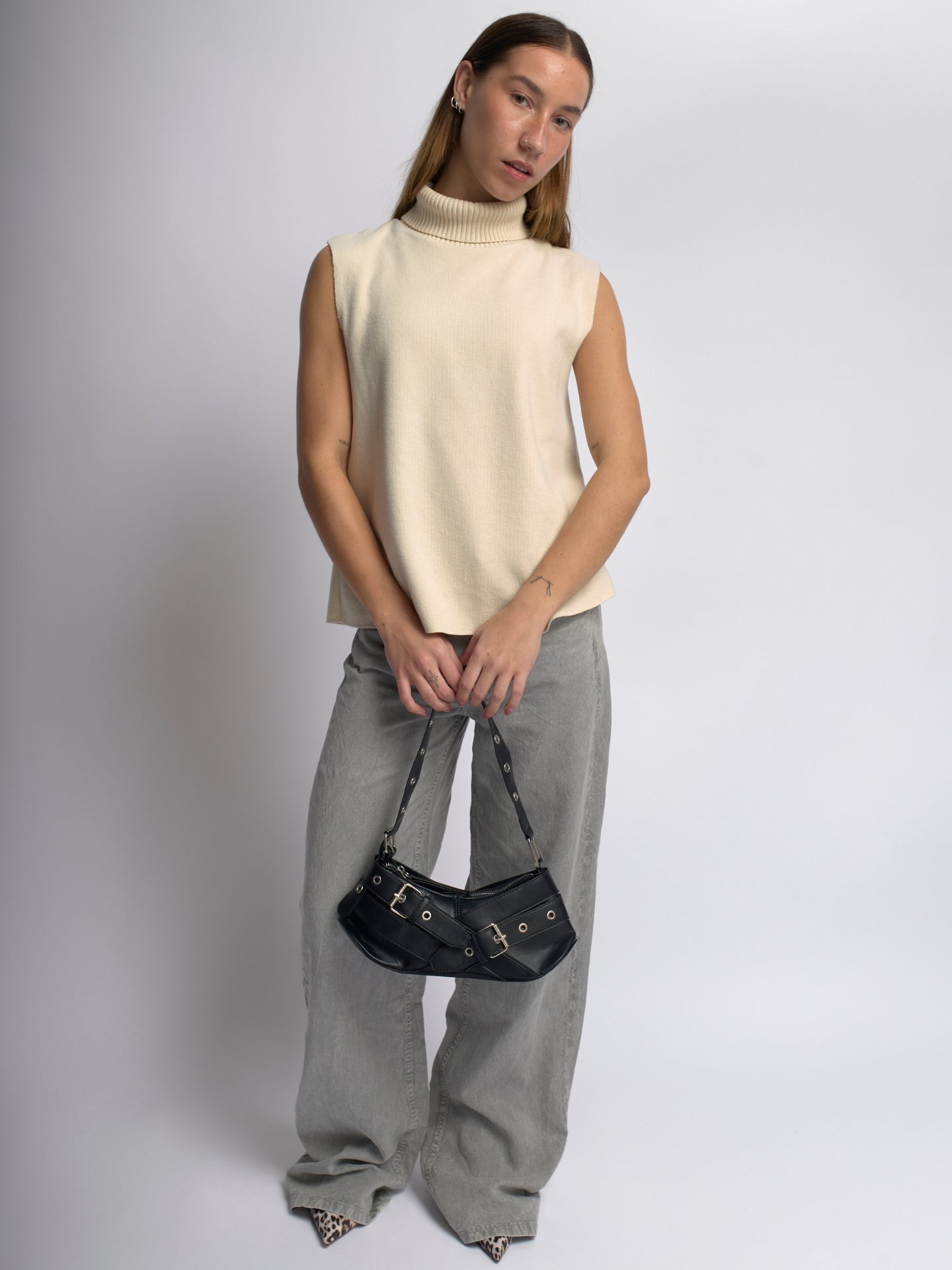 Liorra Vegan Leren Schoudertas Zwart met Gespdetails – Stoer & Trendy