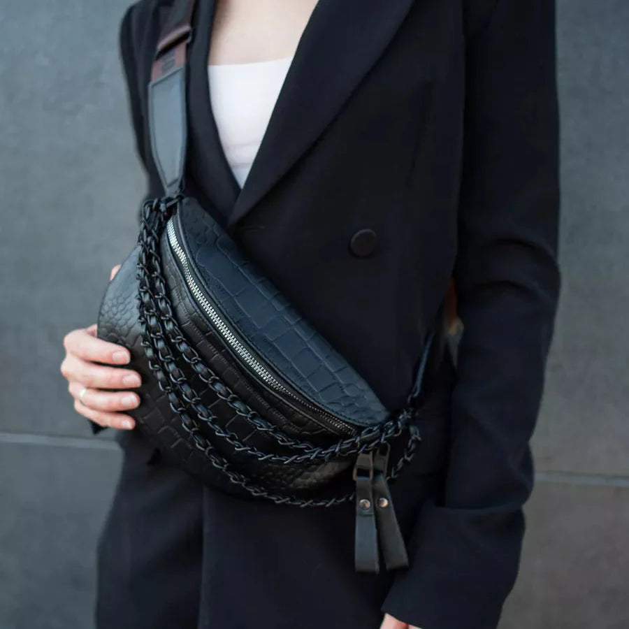 Trendy Crossbody Heuptas – Zwarte Schoudertas met Gevlochten Detail & Verstelbare Band