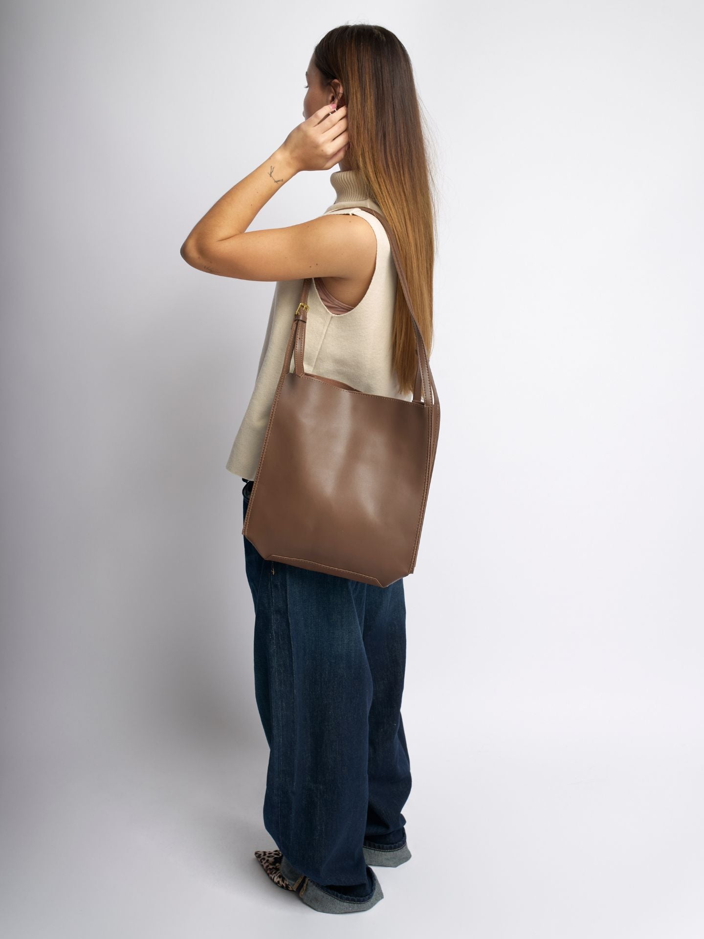 Minimalistische Leren Schoudertas – Zwart & Bruin – Ruime & Stijlvolle Dames Handtas