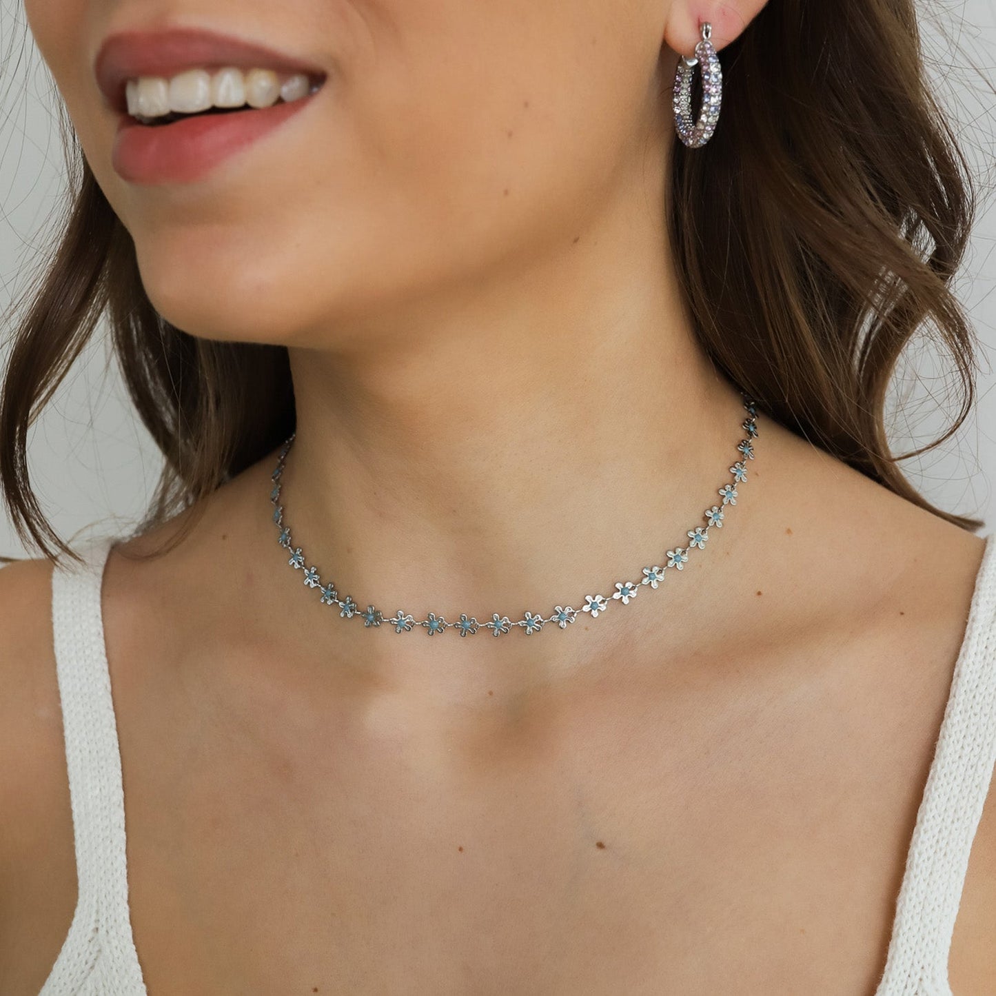 Goudkleurige Bloemenketting met Turquoise Emaille – Vrolijk & Elegant Zomersieraad