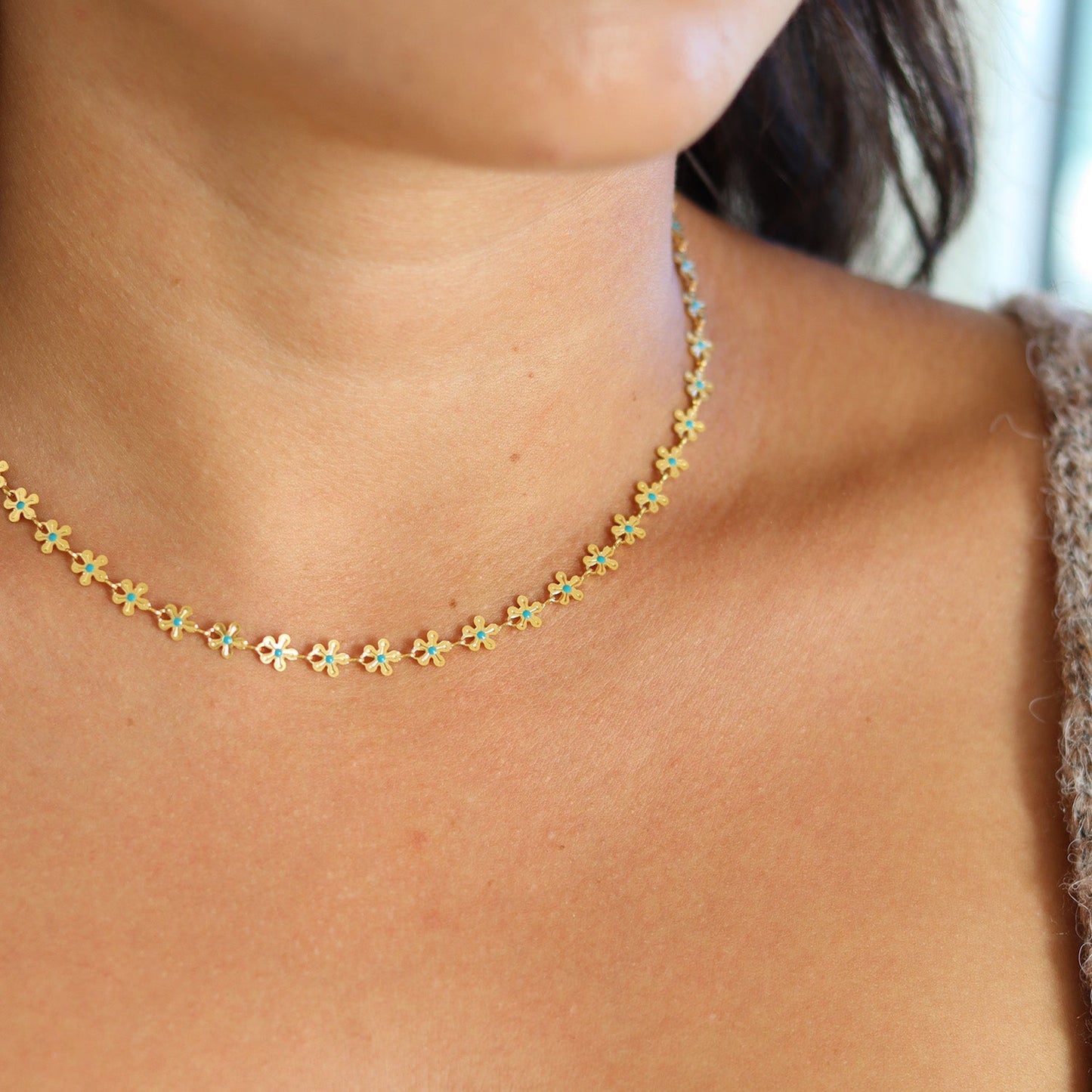 Goudkleurige Bloemenketting met Turquoise Emaille – Vrolijk & Elegant Zomersieraad