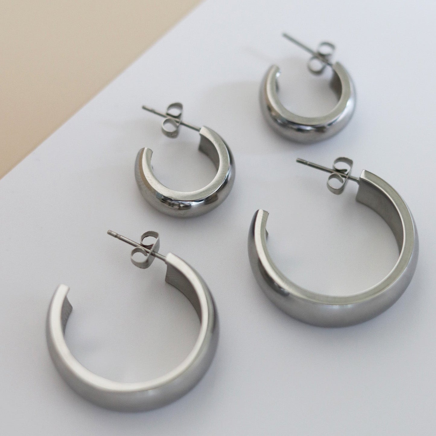 Goudkleurige Hoops Oorringen – Tijdloze Kleine Hoops voor Elke Gelegenheid
