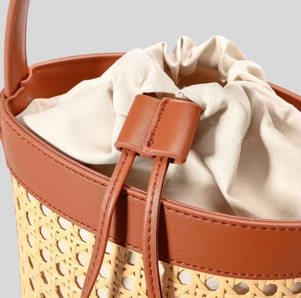 Bucket Bag van Riet en Kunstleer – Stijlvolle Handtas met Schouderriem