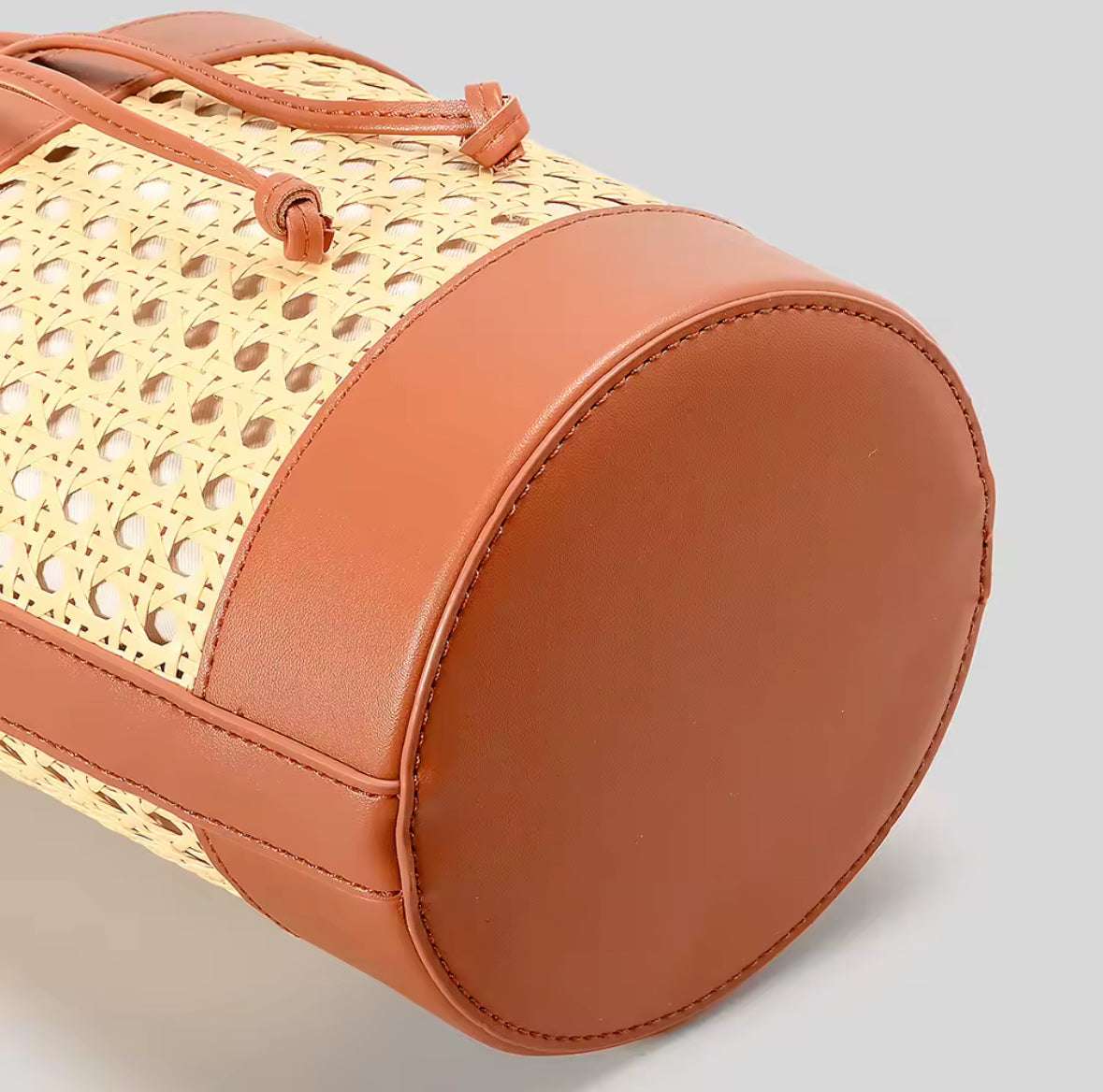 Bucket Bag van Riet en Kunstleer – Stijlvolle Handtas met Schouderriem