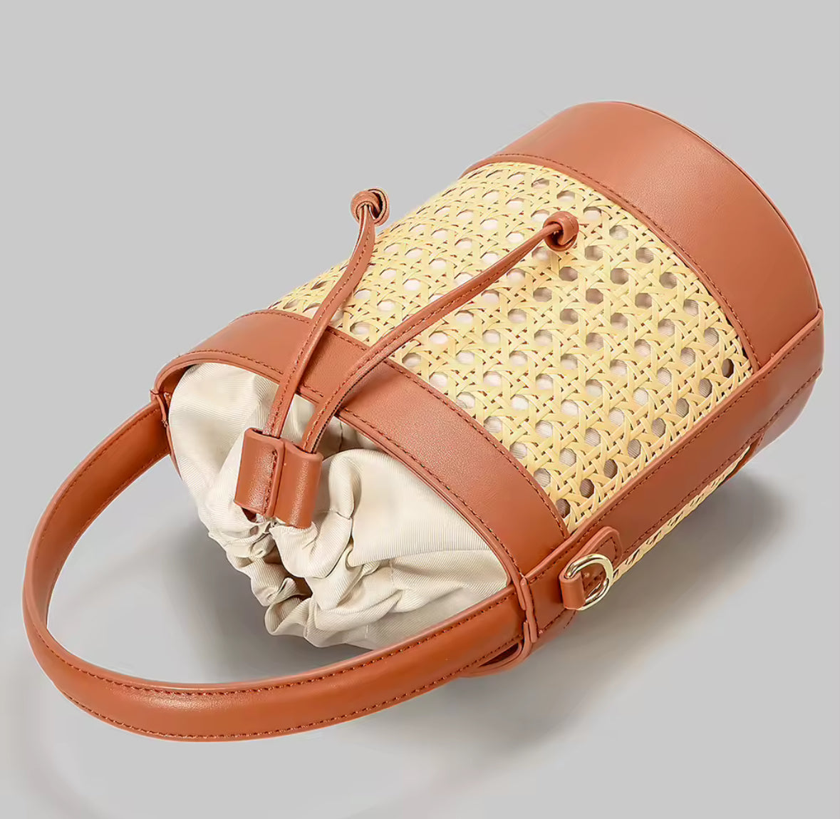 Bucket Bag van Riet en Kunstleer – Stijlvolle Handtas met Schouderriem