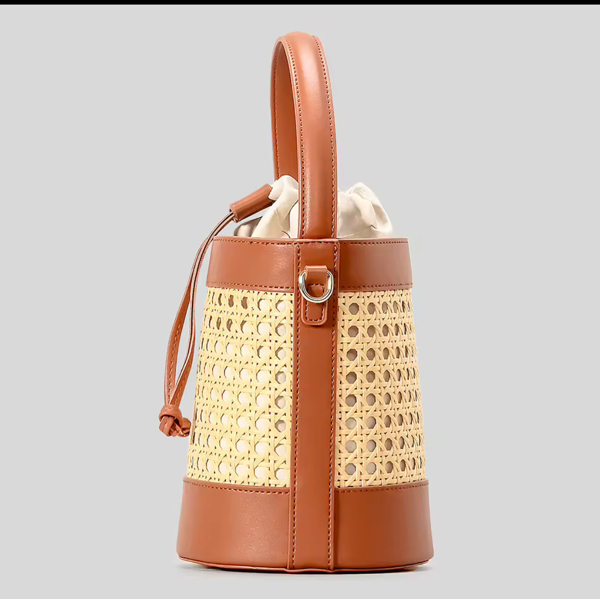 Bucket Bag van Riet en Kunstleer – Stijlvolle Handtas met Schouderriem