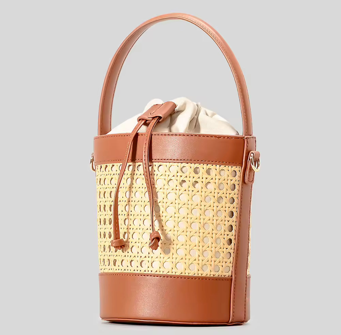 Bucket Bag van Riet en Kunstleer – Stijlvolle Handtas met Schouderriem