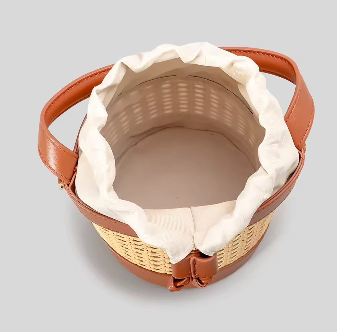 Bucket Bag van Riet en Kunstleer – Stijlvolle Handtas met Schouderriem