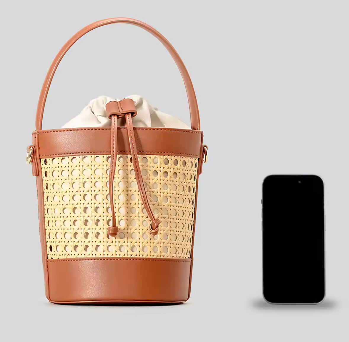Bucket Bag van Riet en Kunstleer – Stijlvolle Handtas met Schouderriem