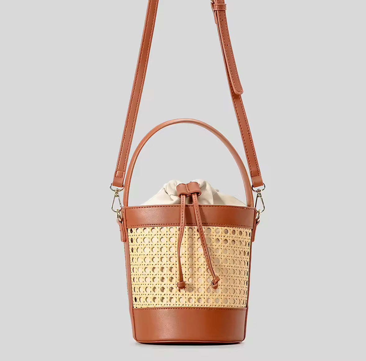 Bucket Bag van Riet en Kunstleer – Stijlvolle Handtas met Schouderriem