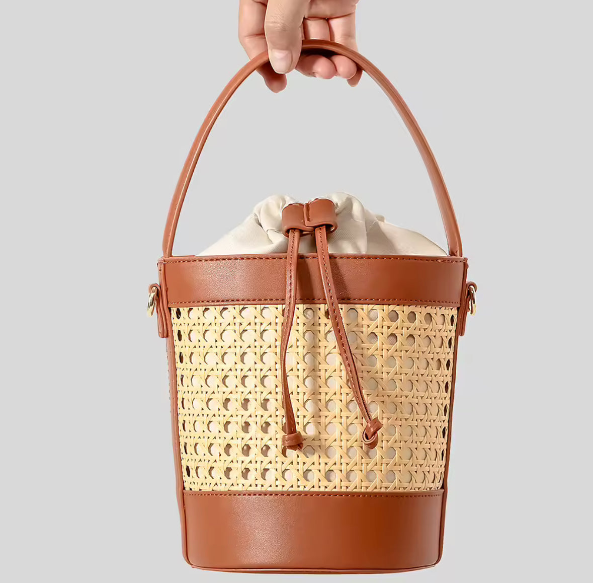 Bucket Bag van Riet en Kunstleer – Stijlvolle Handtas met Schouderriem