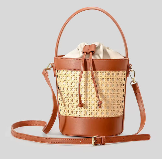 Bucket Bag van Riet en Kunstleer – Stijlvolle Handtas met Schouderriem