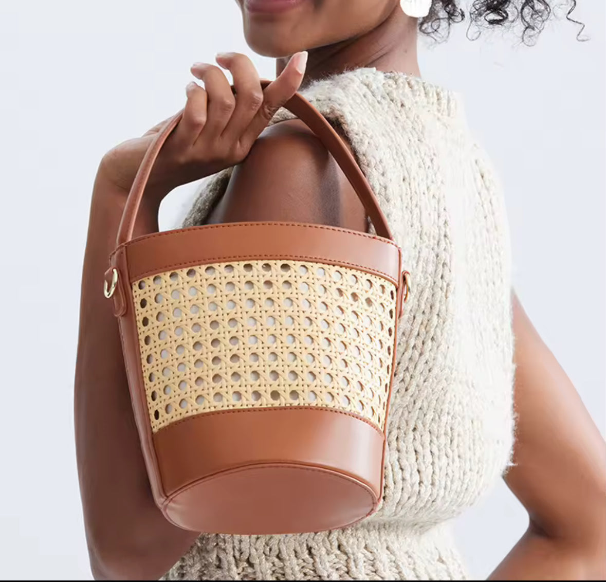 Bucket Bag van Riet en Kunstleer – Stijlvolle Handtas met Schouderriem