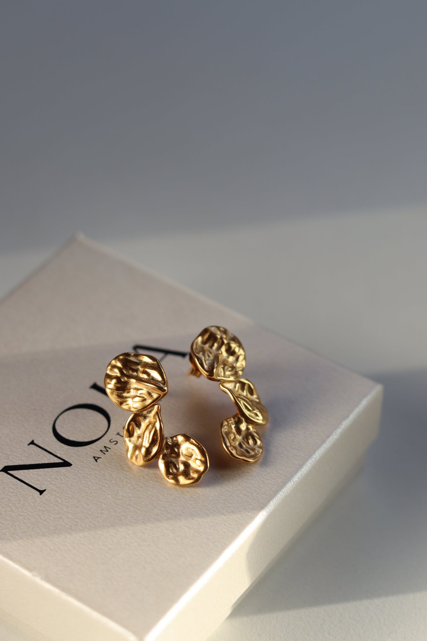 Goudkleurige Statement Oorbellen – Organisch Design - Trendy & Tijdloos