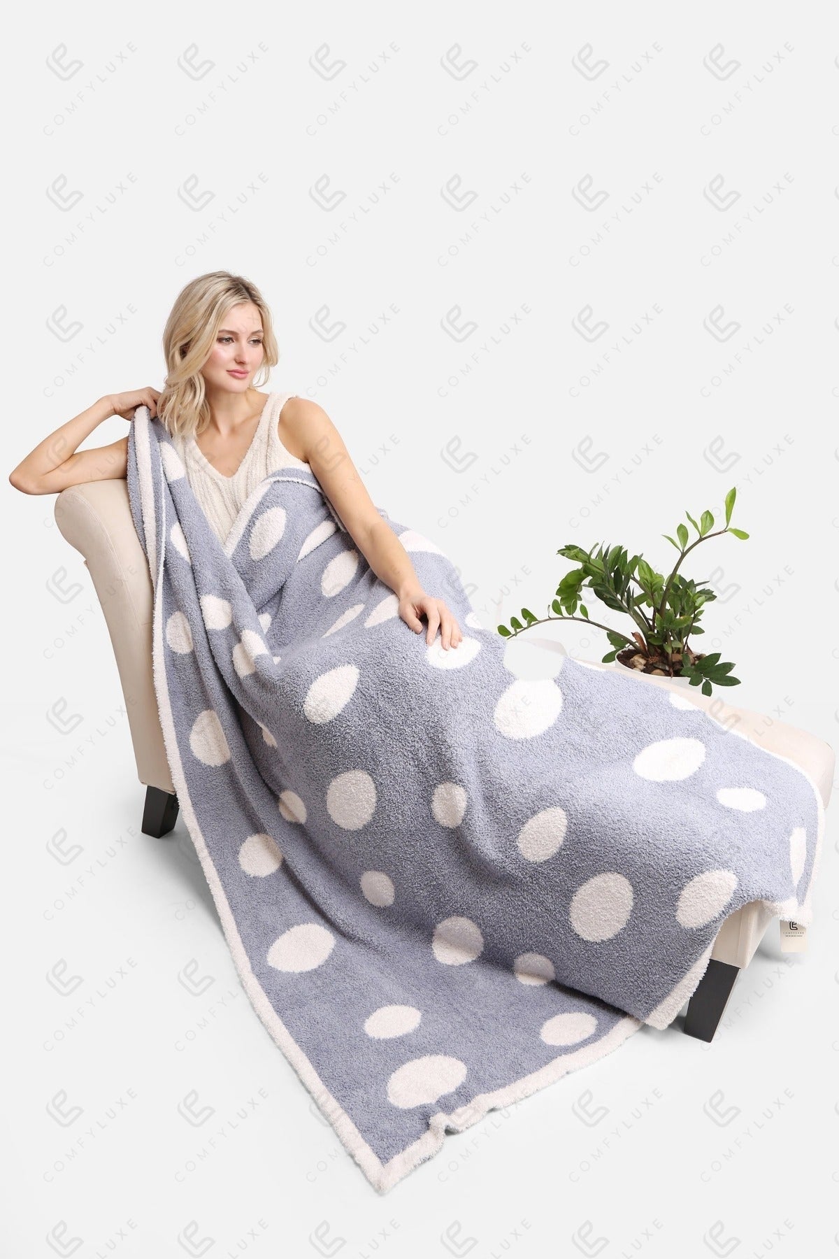 Polkadot Luxe Fleece Deken – Zachte Woonplaid in Blauw of Koffiebruin