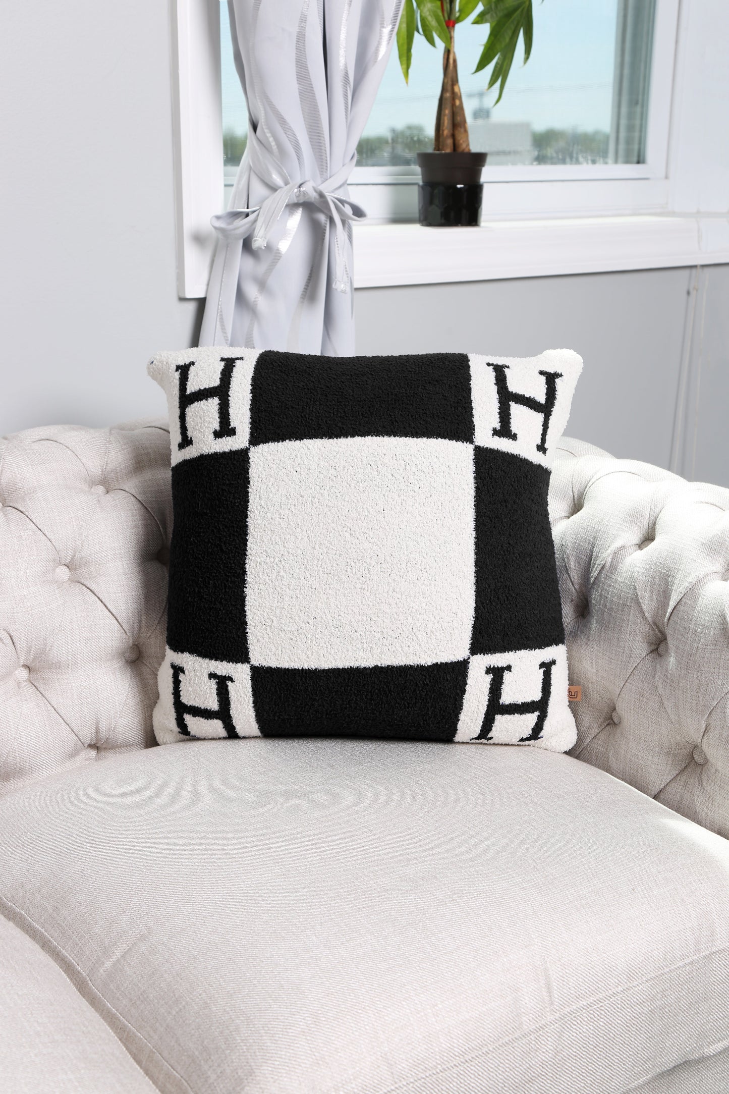 Luxe Kussenhoes met Letter H – Zachte Sierkussenhoes in Moderne Stijl
