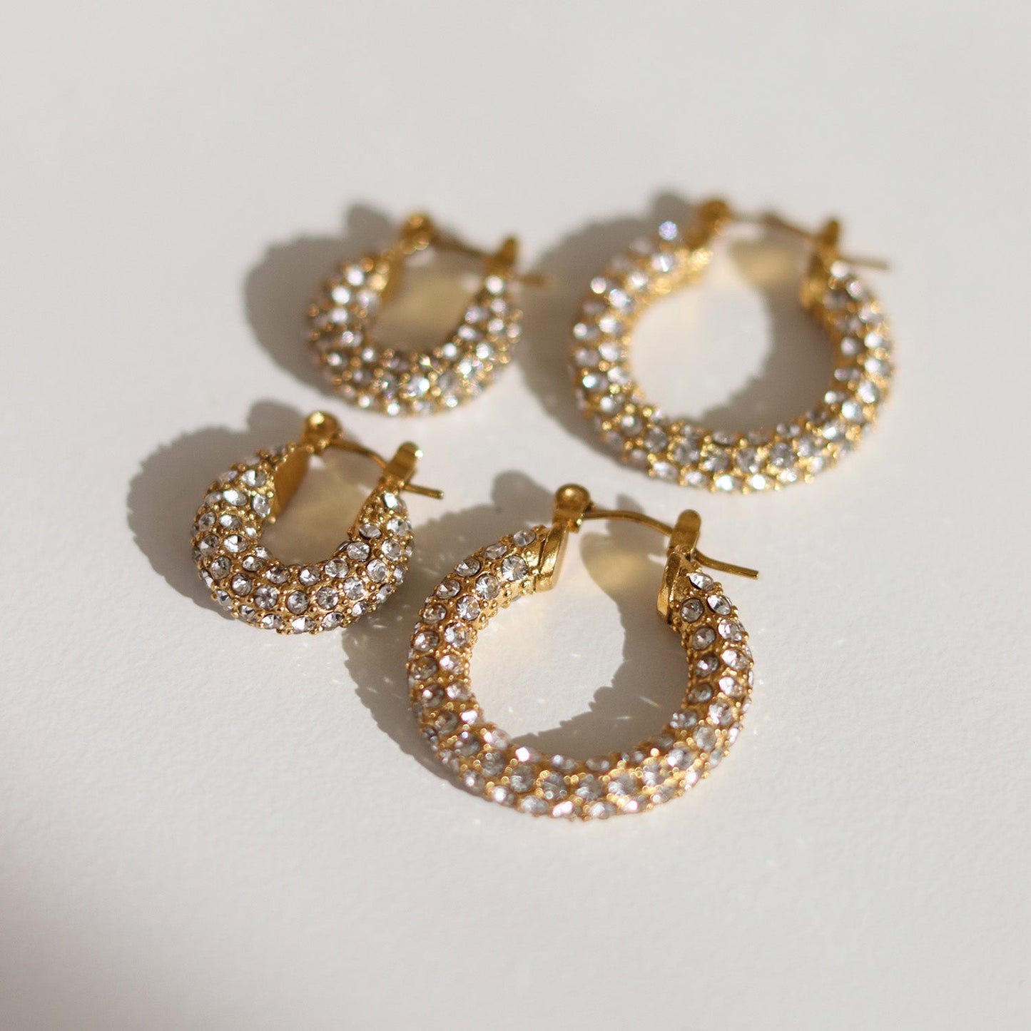Goudkleurige Strass Hoops – Luxe Oorbellen met Kristallen