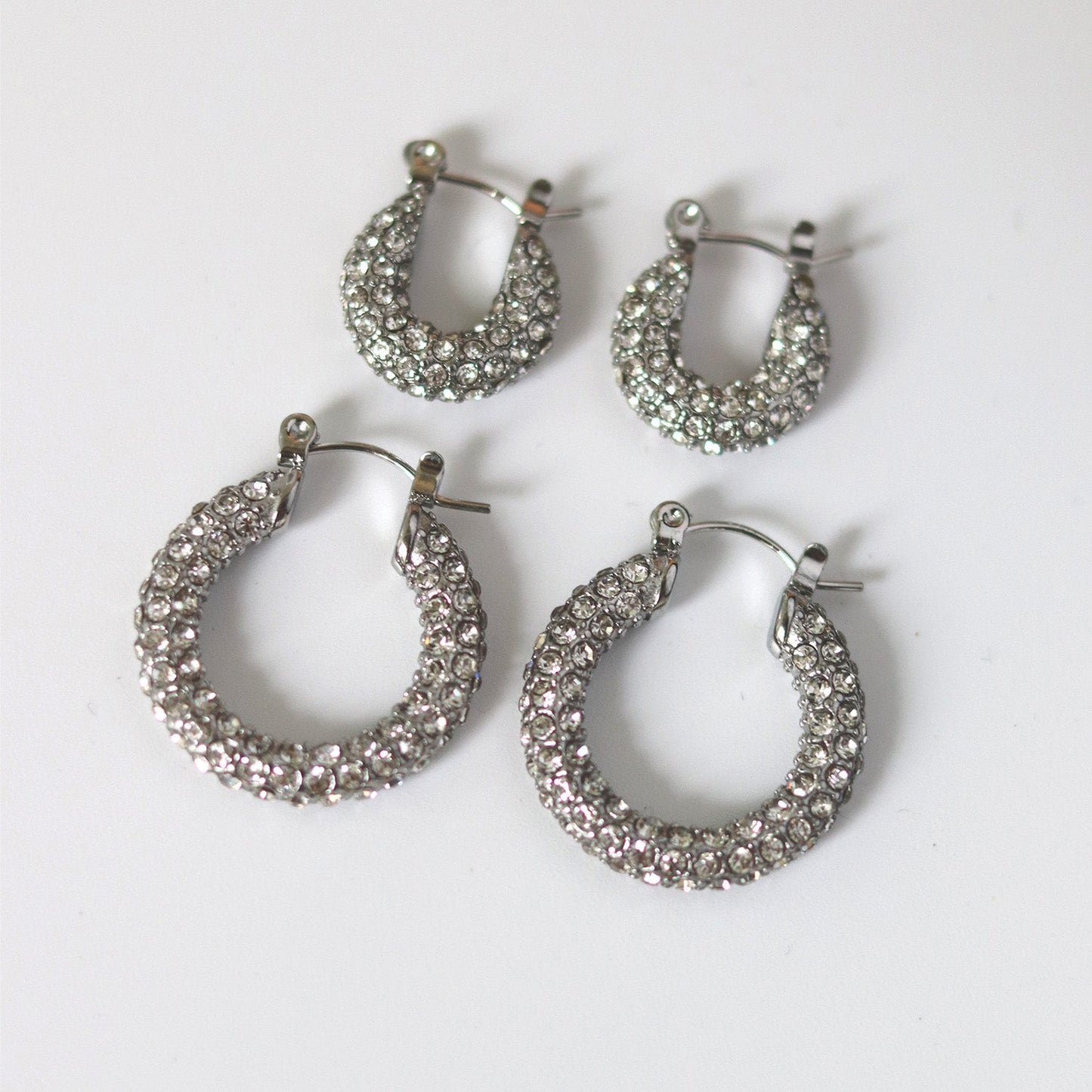 Goudkleurige Strass Hoops – Luxe Oorbellen met Kristallen