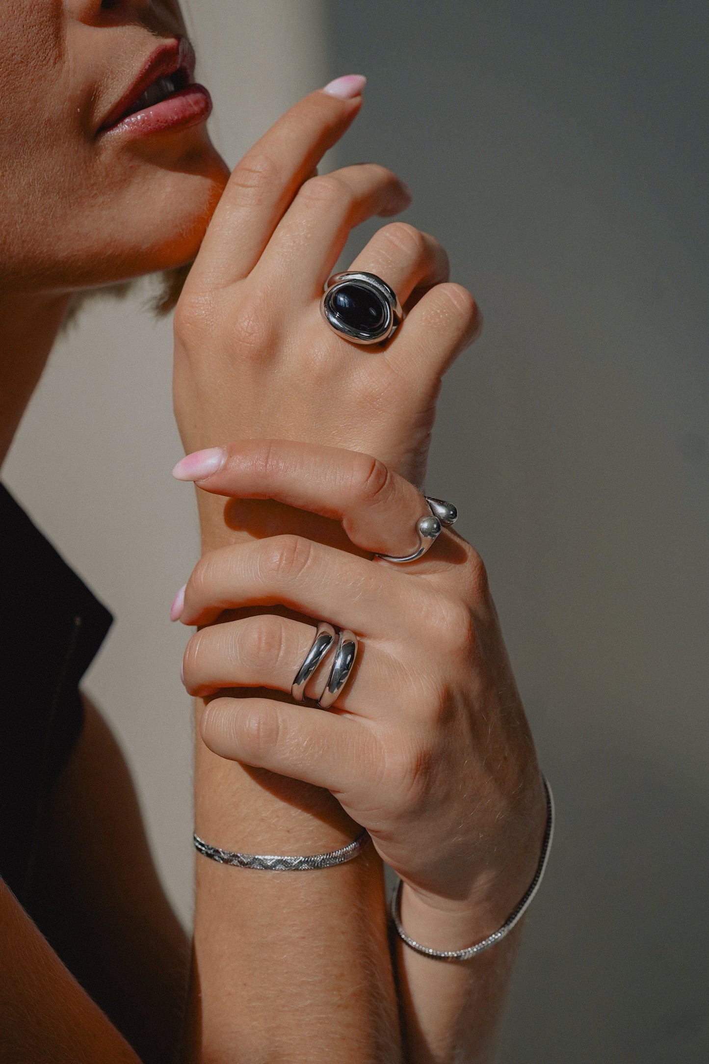 Goudkleurige Dubbele Bandring – Modern & Minimalistisch Dames Sieraad