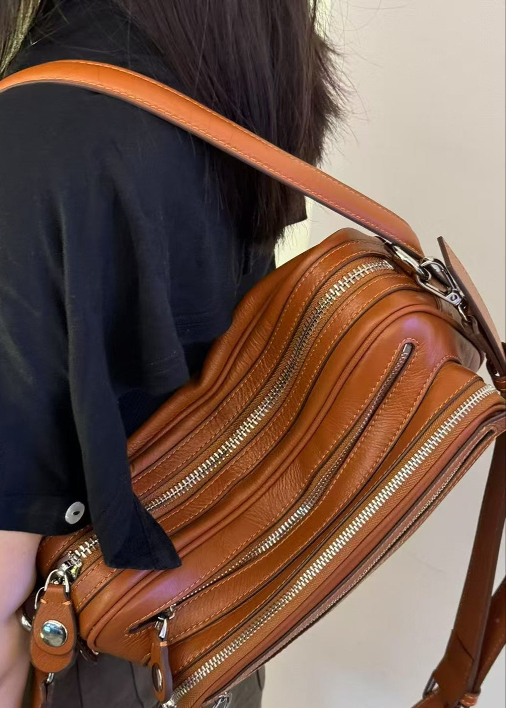 Zwarte Crescent Schoudertas Dames – Vegan Leren Crossbody met Ritsvakken