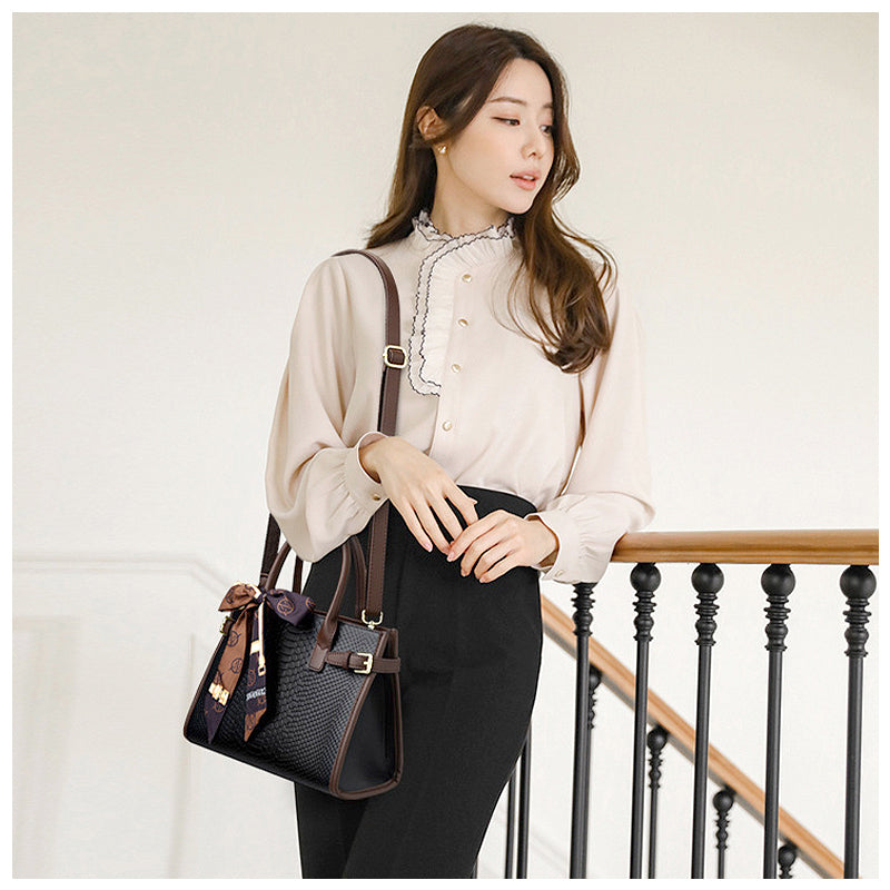 Chique Beige Handtas met Sjaaldetail – Luxe Slangenstructuur