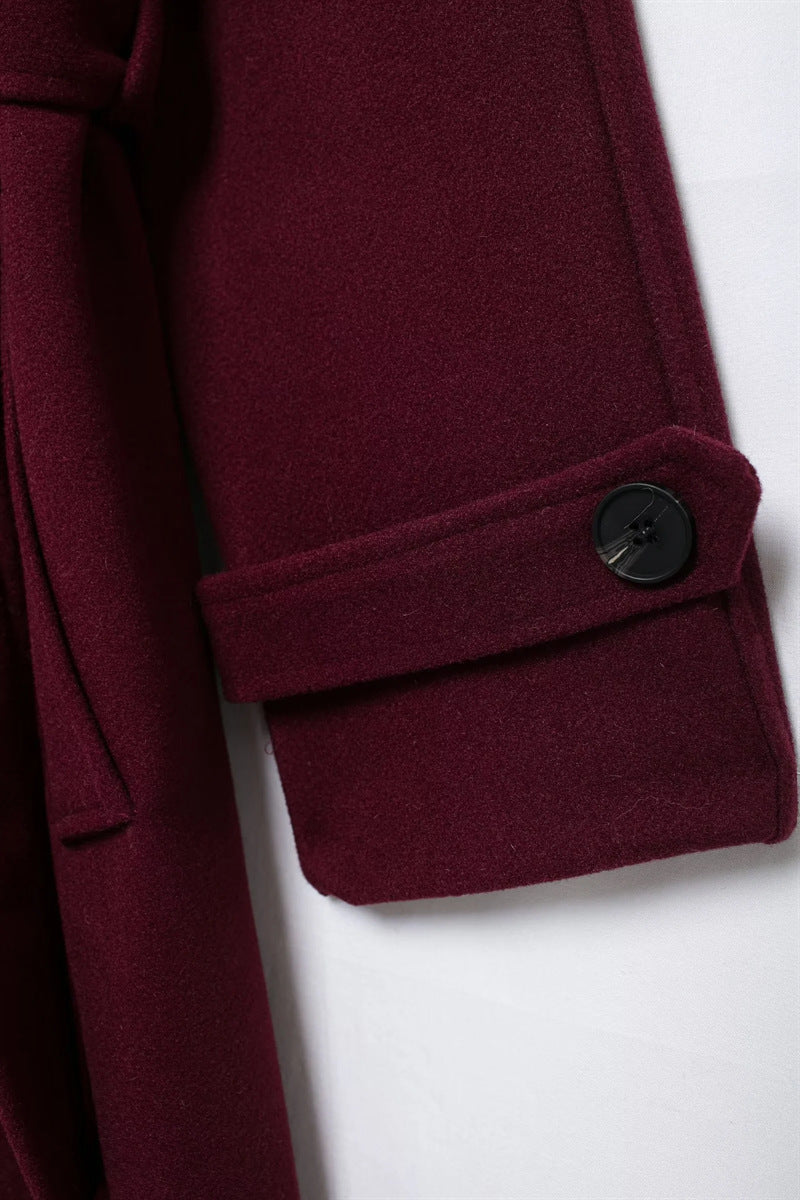 Leona | Classy burgundy lange winterjas voor dames – Elegante bordeauxrode mantel met ceintuur en dubbele knopen