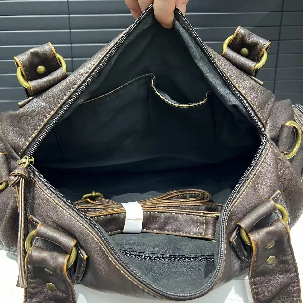 Luxe Bruine Schoudertas met Ritsvakken – Ruime Dames Handtas