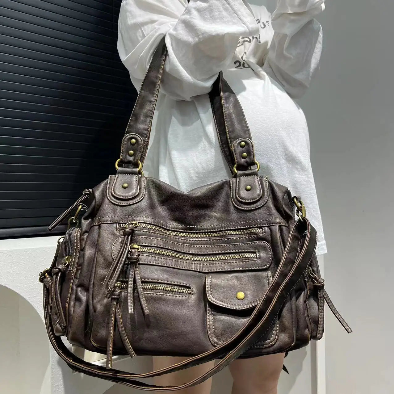 Luxe Bruine Schoudertas met Ritsvakken – Ruime Dames Handtas