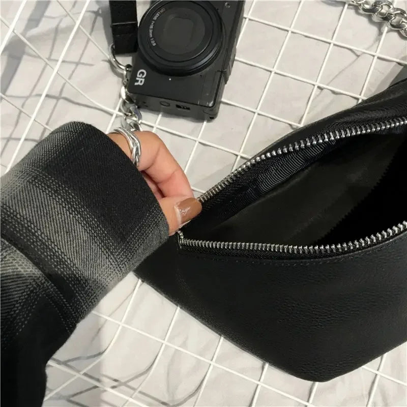 Zwarte Crossbody Heuptas met Subtiele Ketting – Minimalistisch & Stoer