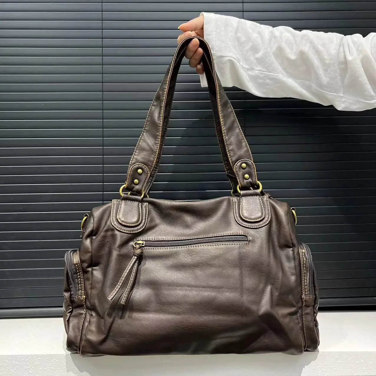 Luxe Bruine Schoudertas met Ritsvakken – Ruime Dames Handtas