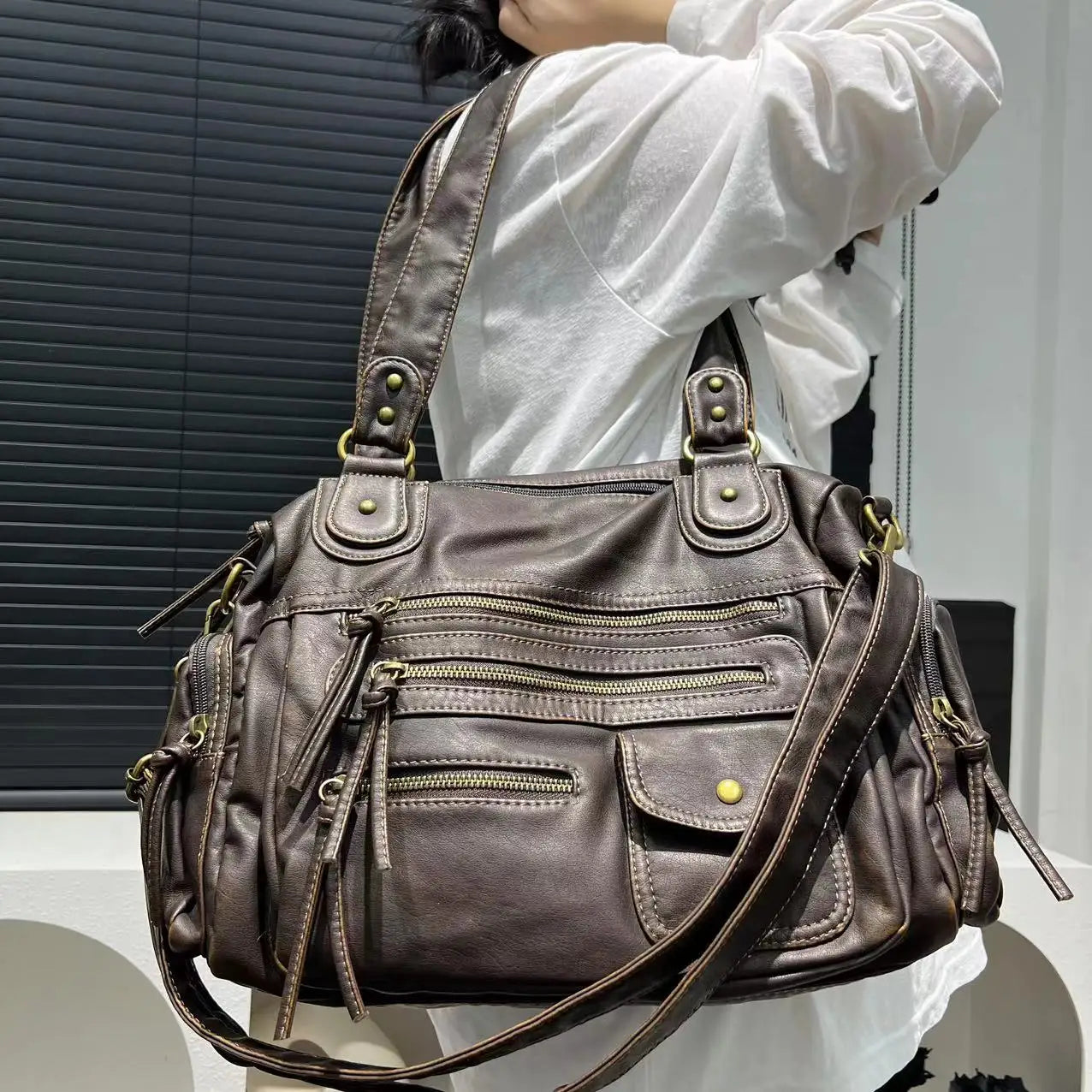 Luxe Bruine Schoudertas met Ritsvakken – Ruime Dames Handtas