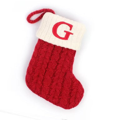 Kerstsok met letter borduring – rode gebreide MerrySock decoratie met naam