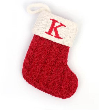 Kerstsok met letter borduring – rode gebreide MerrySock decoratie met naam