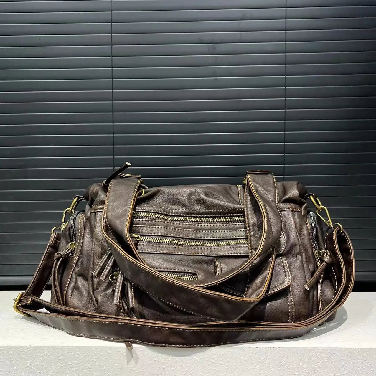 Luxe Bruine Schoudertas met Ritsvakken – Ruime Dames Handtas