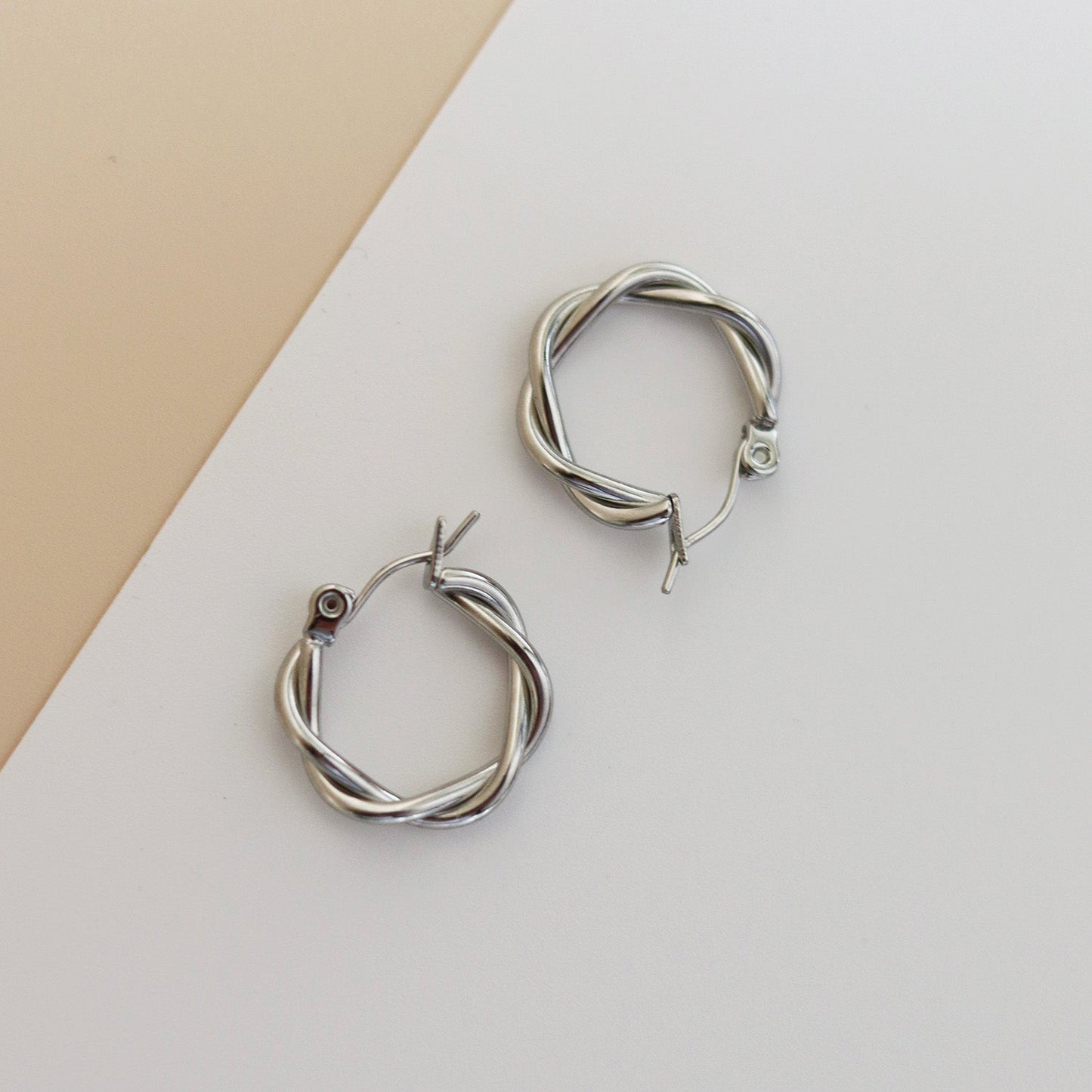 Goudkleurige Gedraaide Oorringen – Elegante Twisted Hoops
