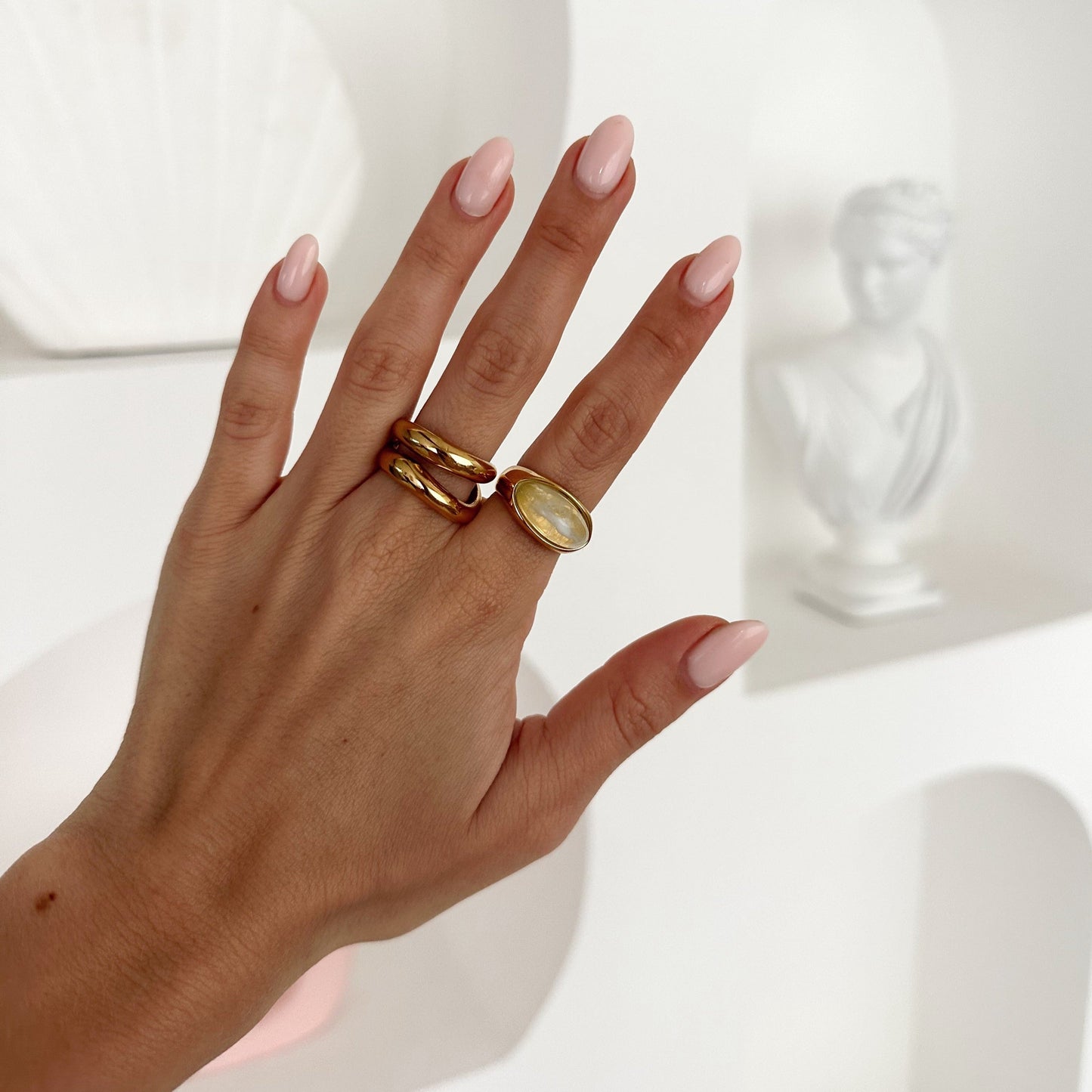 Goudkleurige Dubbele Bandring – Modern & Minimalistisch Dames Sieraad