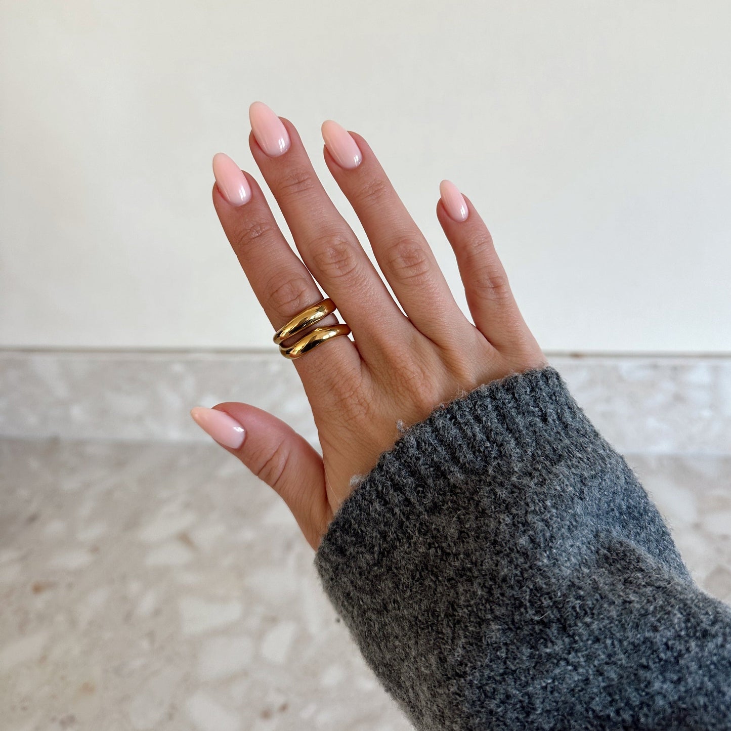 Goudkleurige Dubbele Bandring – Modern & Minimalistisch Dames Sieraad