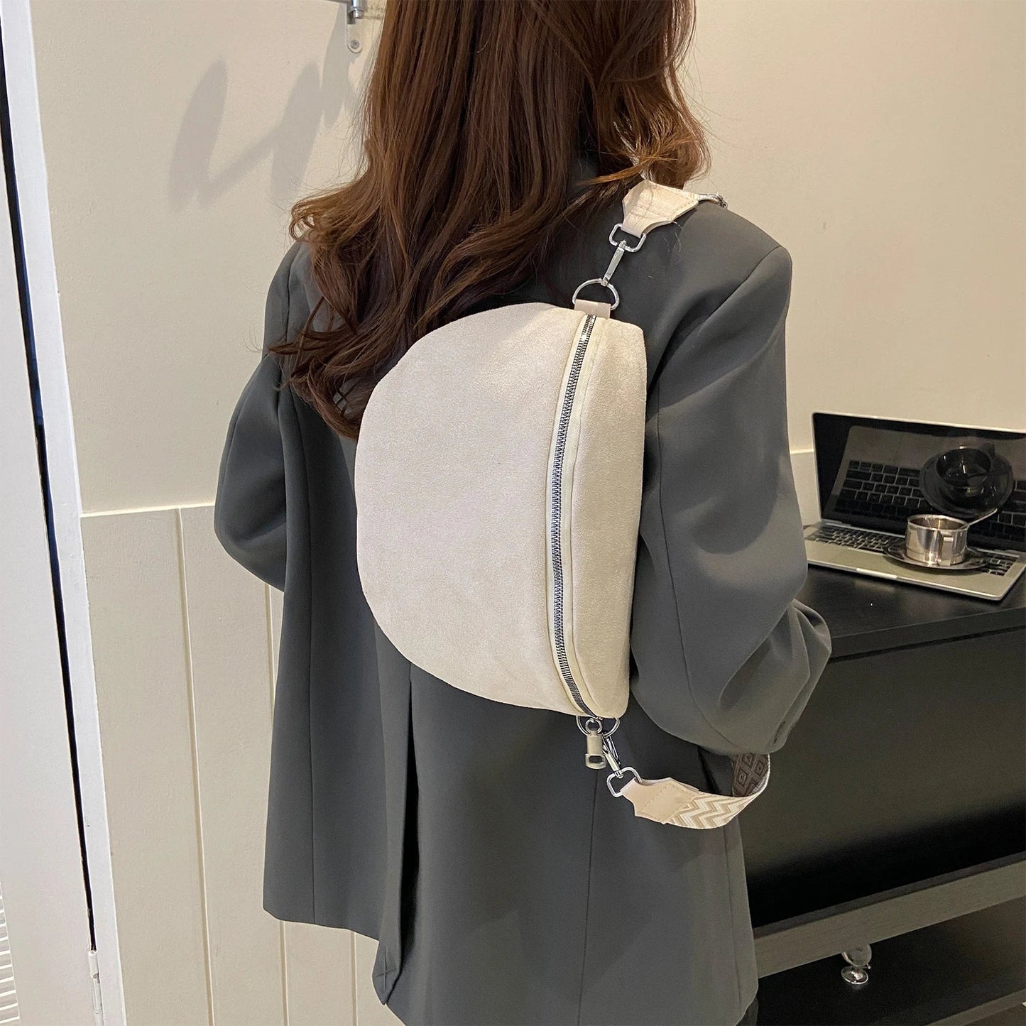Minimalistische Suède Heuptas – Stijlvol & Comfortabel