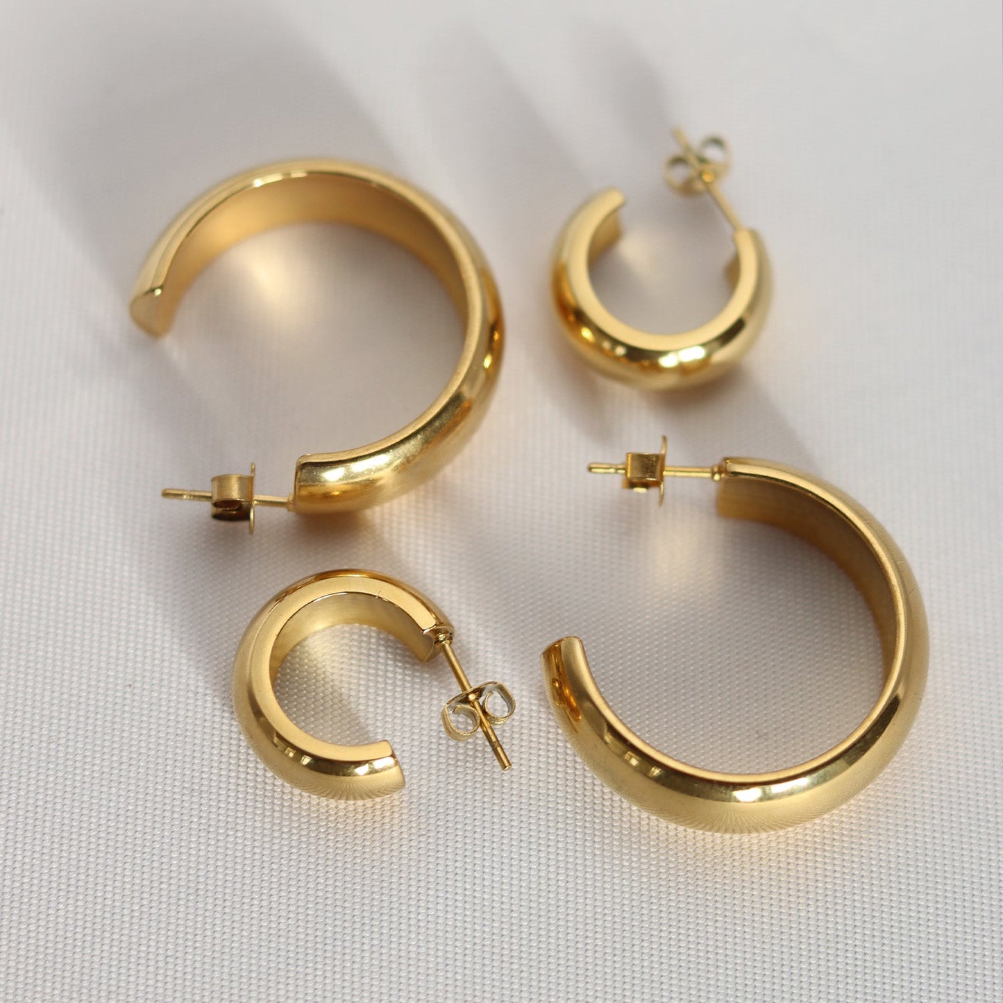 Goudkleurige Hoops Oorringen – Tijdloze Kleine Hoops voor Elke Gelegenheid