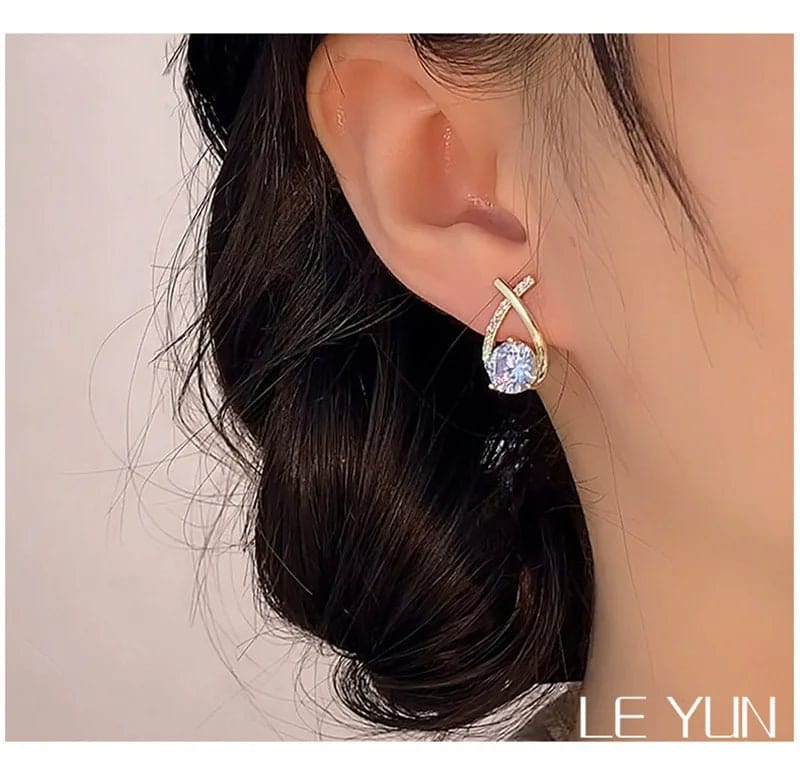 Crystal Cross Oorknopjes – Tijdloze Elegantie met Kristallen