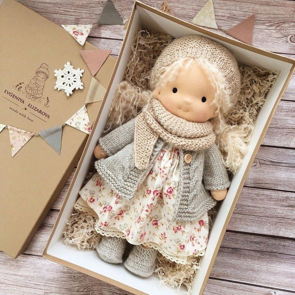 Handgemaakte Stoffen Pop – Schattige Knuffelpop met Accessoires