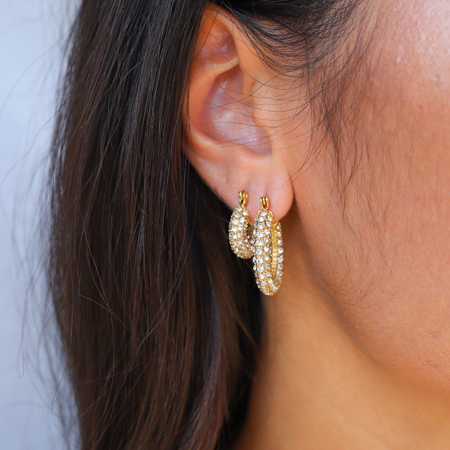 Goudkleurige Strass Hoops – Luxe Oorbellen met Kristallen